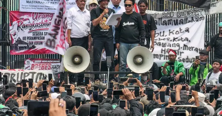 আইনপ্রণেতাদের প্রতি আহ্বান জানিয়ে বক্তব্য দিচ্ছেন বিক্ষোভকারী সুপ্রিয়োনো